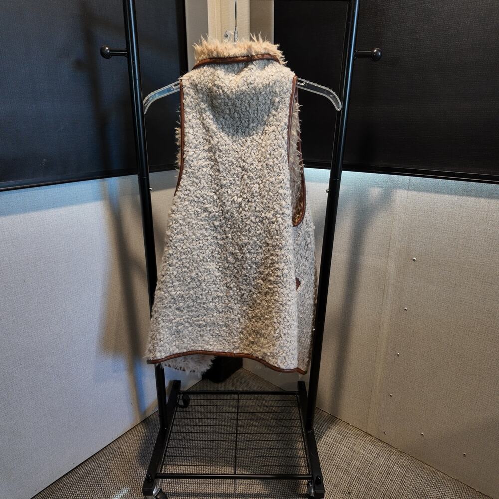 Love Tree Vest - Picture 2 of 5